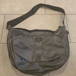 Tumi messenger bag, good condition, no tears, no stains, zippers intact